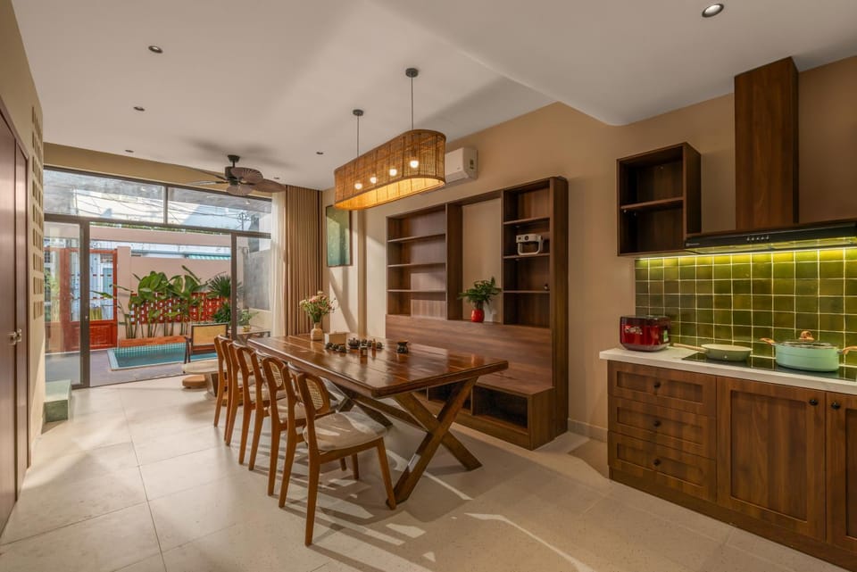 Kitchen or kitchenette, Seating area, Dining area