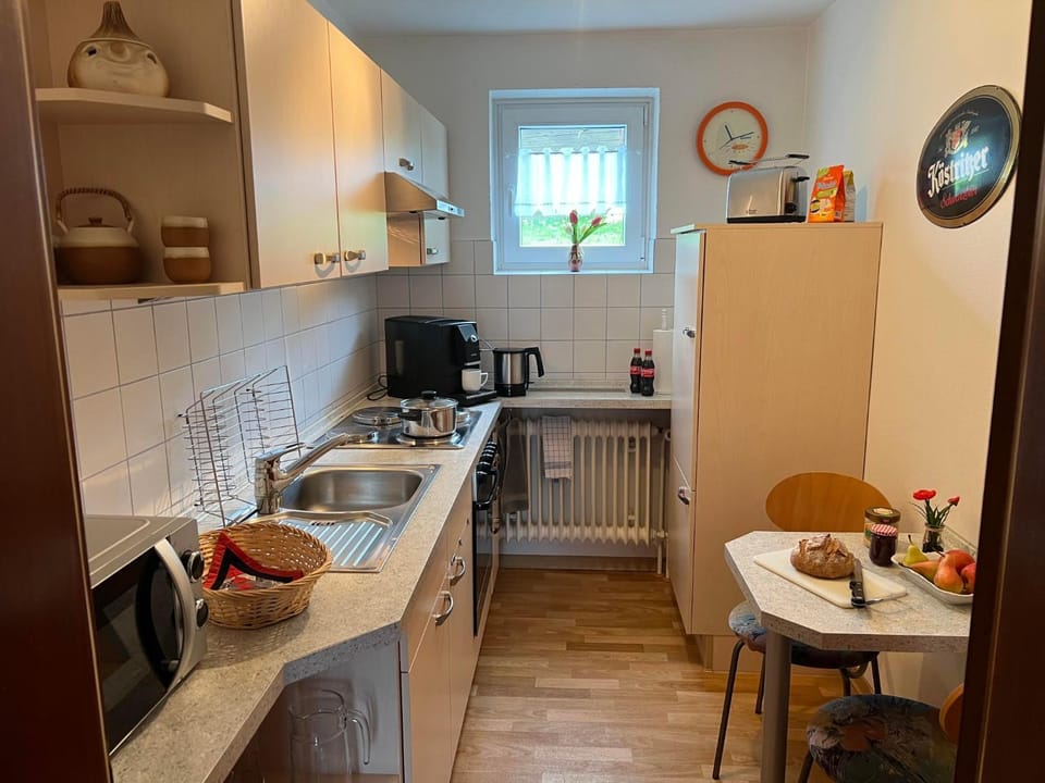 Kitchen or kitchenette, Dining area, oven, stove
