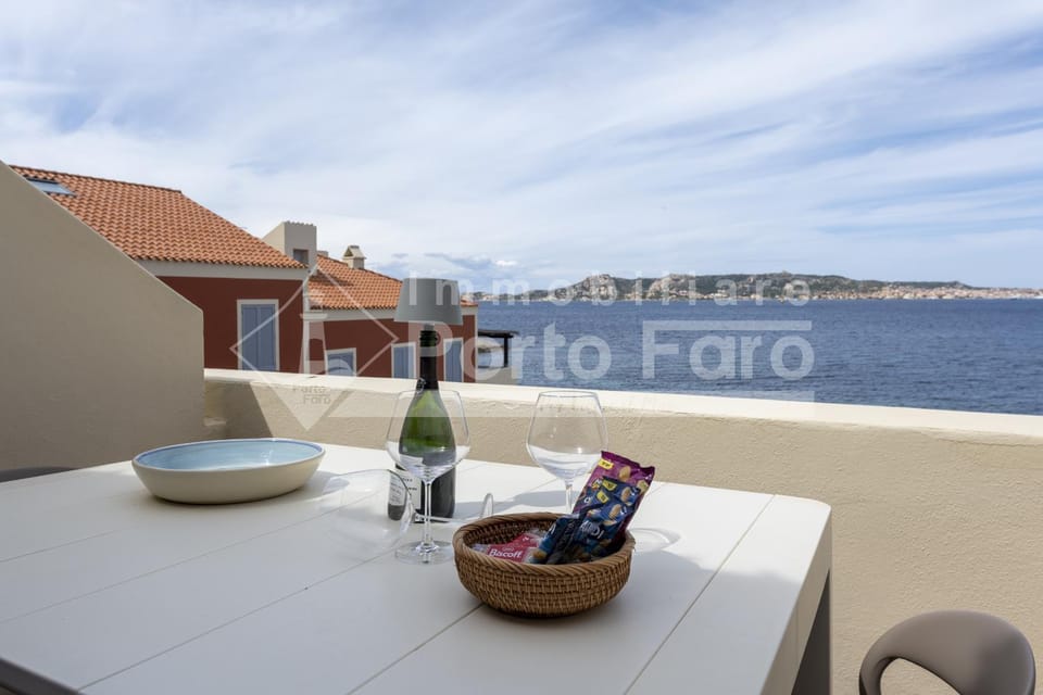 5 Centro - Trilocale con terrazza vista mare Porto Faro Apartment in Palau