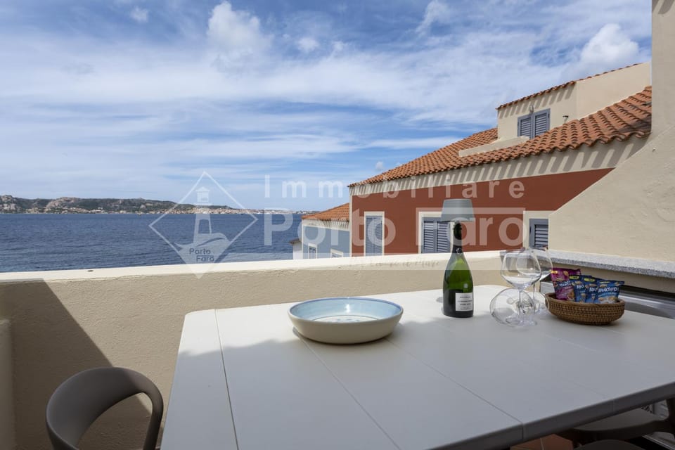 5 Centro - Trilocale con terrazza vista mare Porto Faro Apartment in Palau