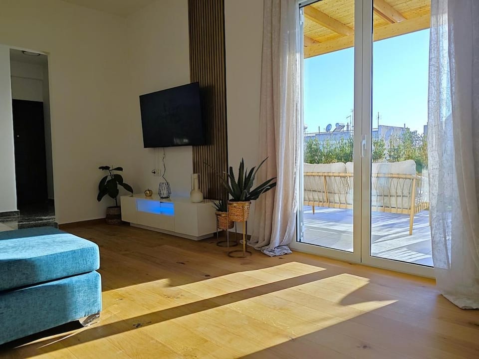 TV and multimedia, View (from property/room), Living room, Seating area, Garden view