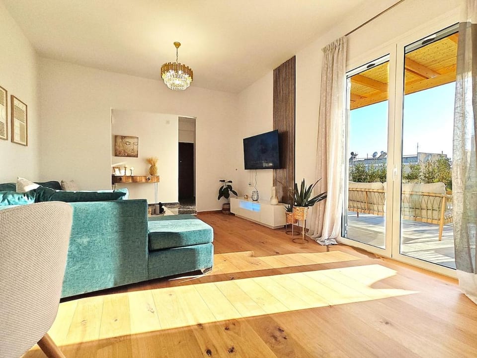 TV and multimedia, Living room, Seating area, Garden view