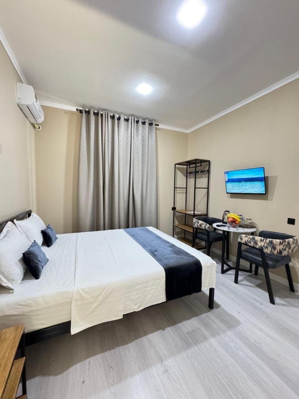 Bed, TV and multimedia, Photo of the whole room, Bedroom, air conditioner