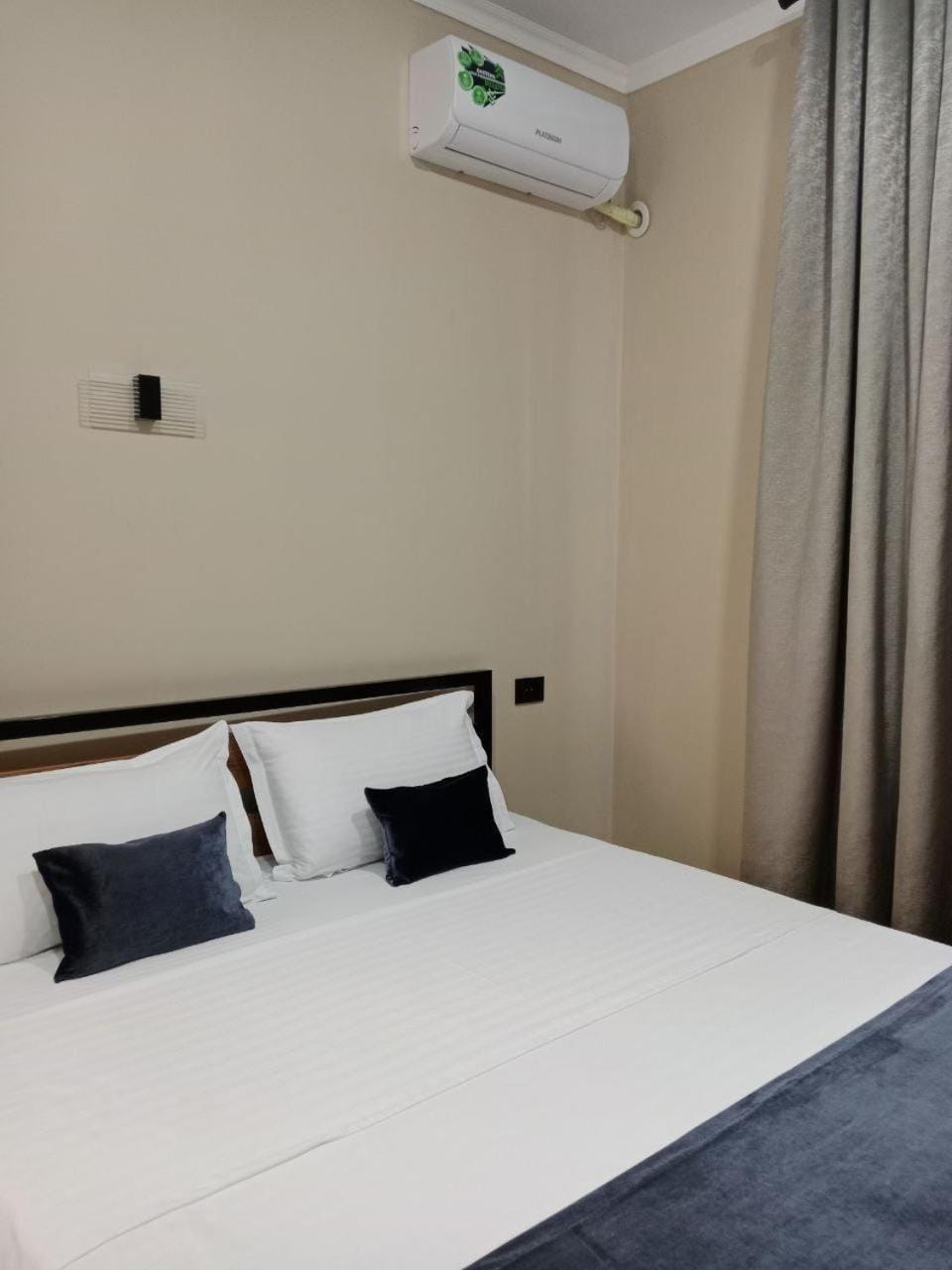 Bed, Photo of the whole room, Bedroom, air conditioner