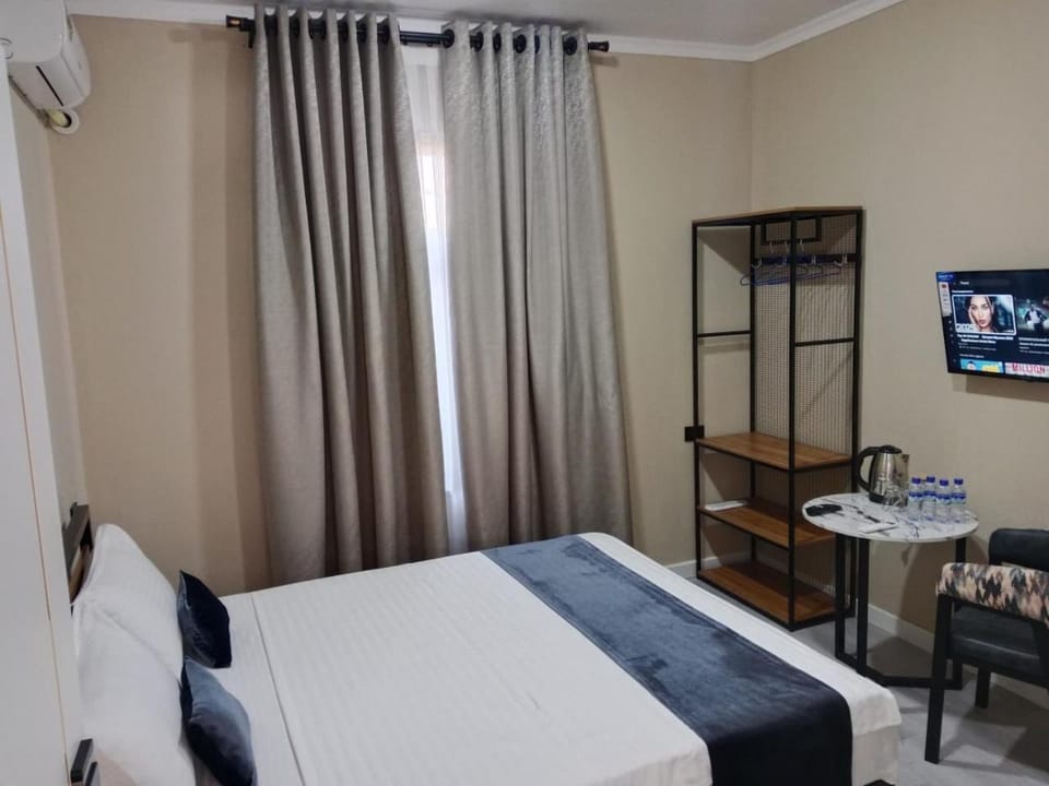 Bed, TV and multimedia, Photo of the whole room, Bedroom, air conditioner