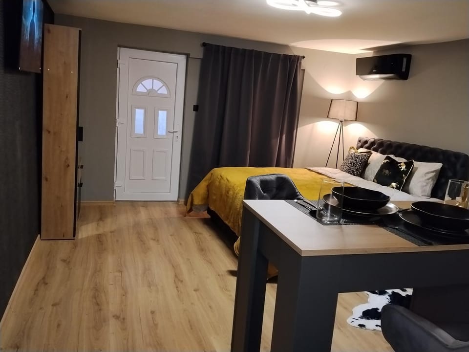 Bed, TV and multimedia, Photo of the whole room, Bedroom