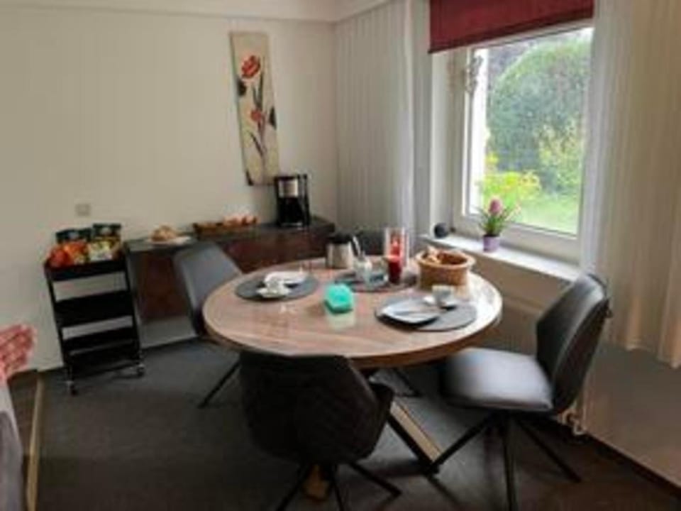 Seating area, Dining area