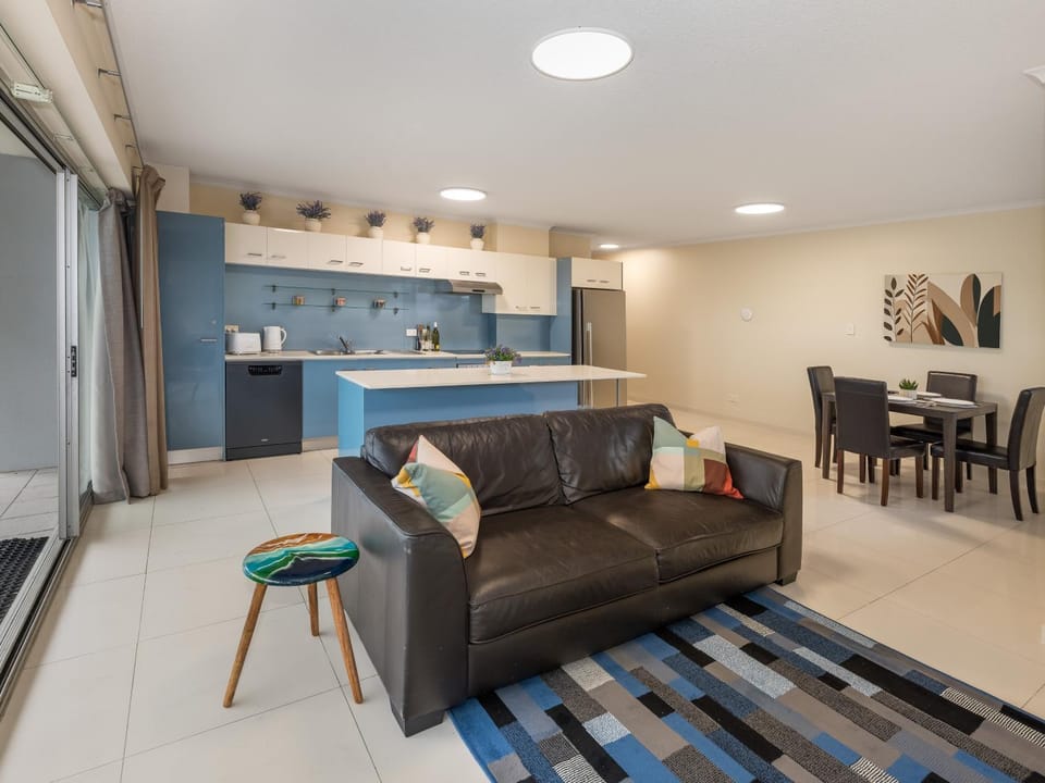 Kitchen or kitchenette, Living room, Seating area, Dining area