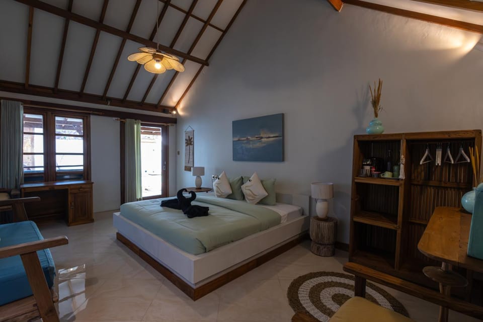 Bed, Photo of the whole room, Seating area, Bedroom