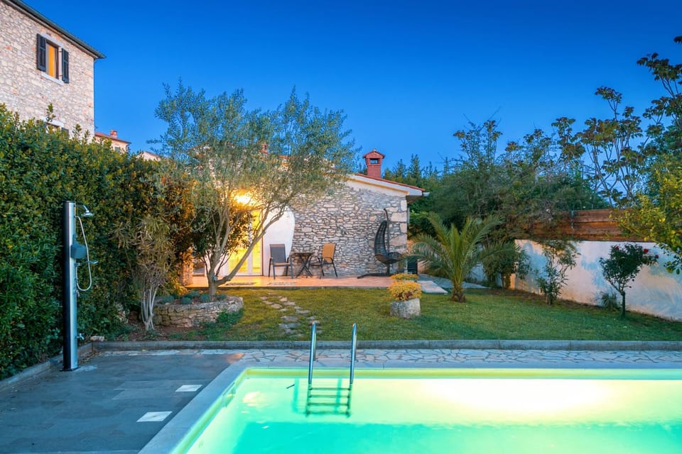 Property building, Garden, Swimming pool
