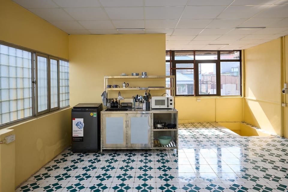 Kitchen or kitchenette, washing machine