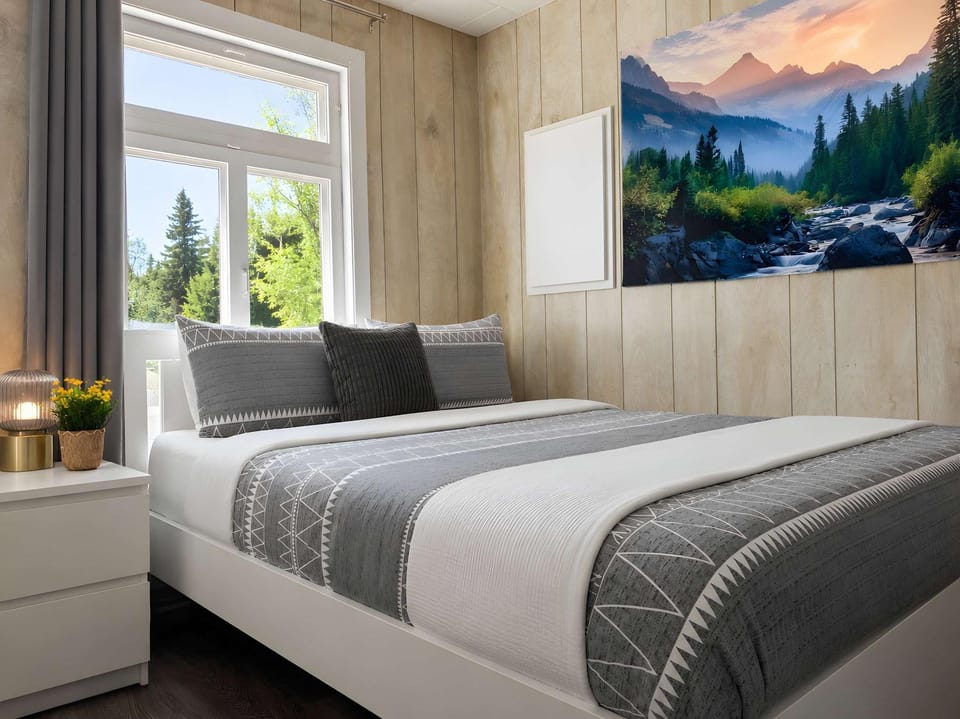 Relaxing Chalet Getaway with Spa Fireplace & BBQ Chalet in Quebec