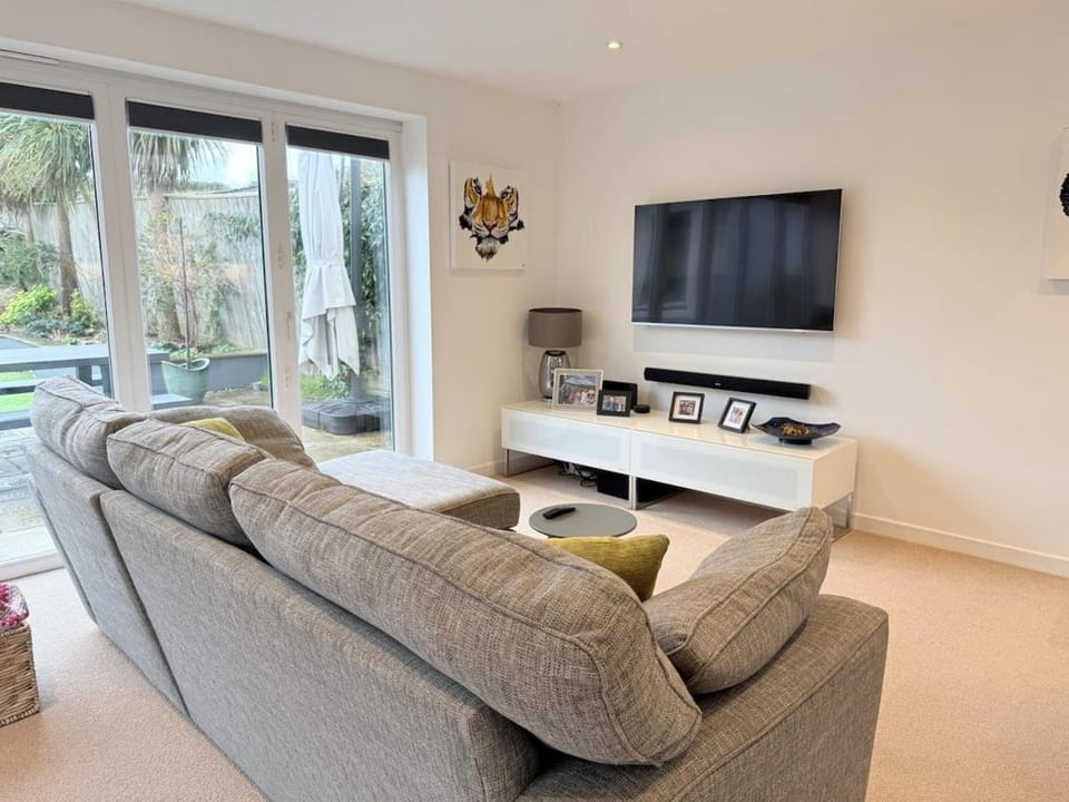 Bright 3 Bed Family Retreat with Large Garden in Langton Matravers House in Corfe Castle