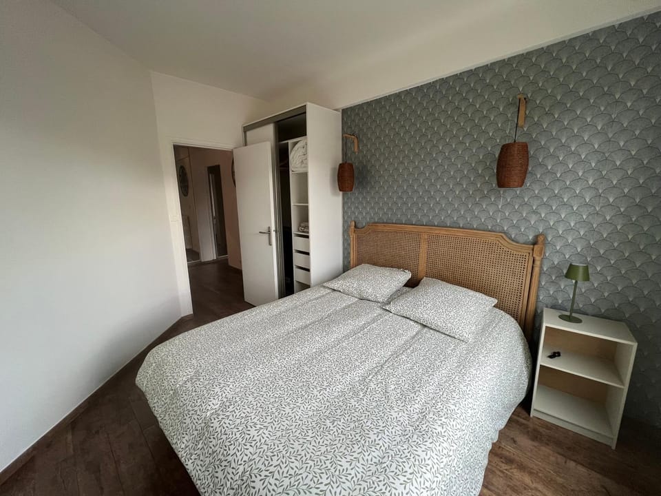 Bed, Photo of the whole room, Bedroom, wardrobe