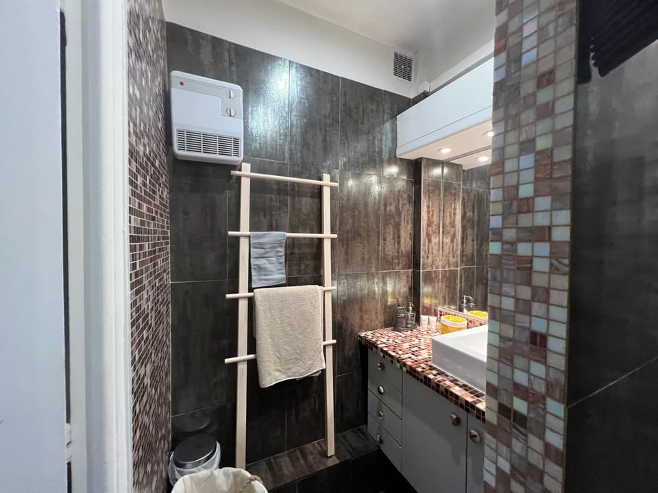 Shower, Bathroom, towels