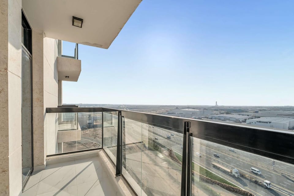 Free housekeeping visits during your stay - StayShort - Comfortable 1 Bed in Jebel Ali Sleeps 2 with Balcony Apartment in Dubai