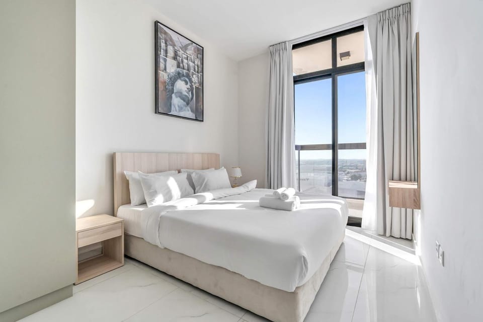 Free housekeeping visits during your stay - StayShort - Comfortable 1 Bed in Jebel Ali Sleeps 2 with Balcony Apartment in Dubai