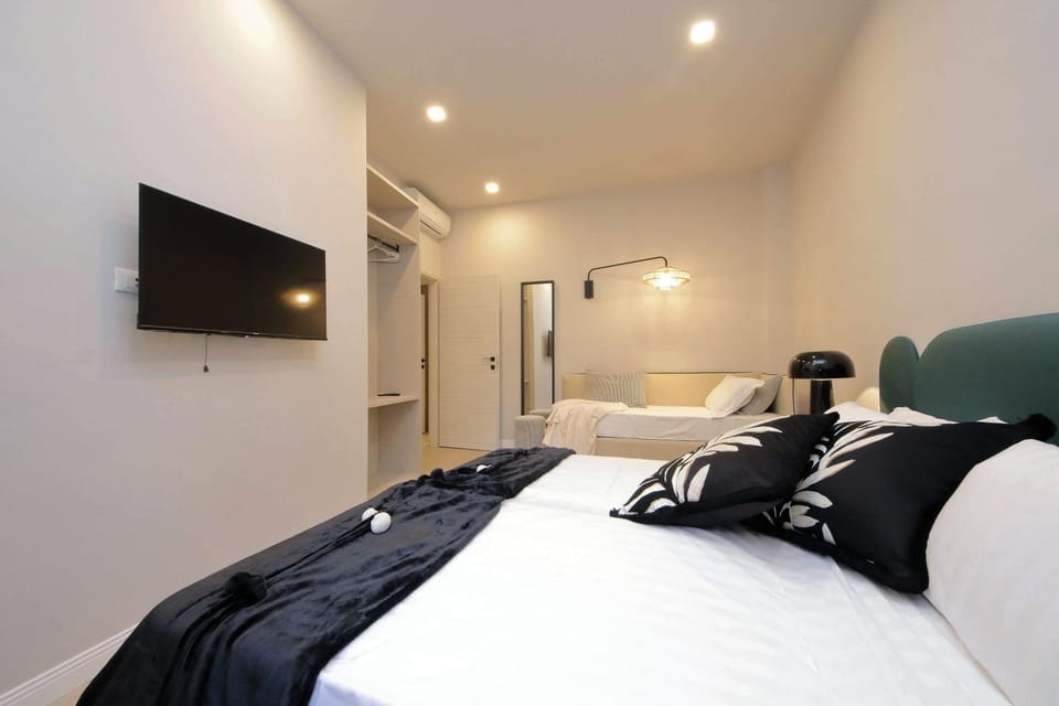 Photo of the whole room, Bedroom