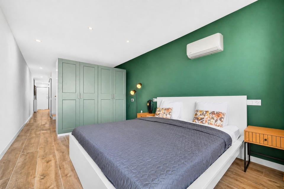 Bedroom, storage, air conditioner