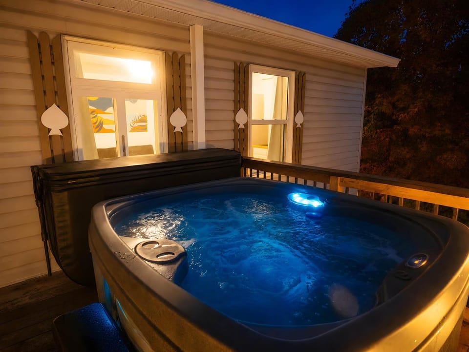 Shack Cozy with Spa near Massif Charlevoix & MSA Chalet in Quebec