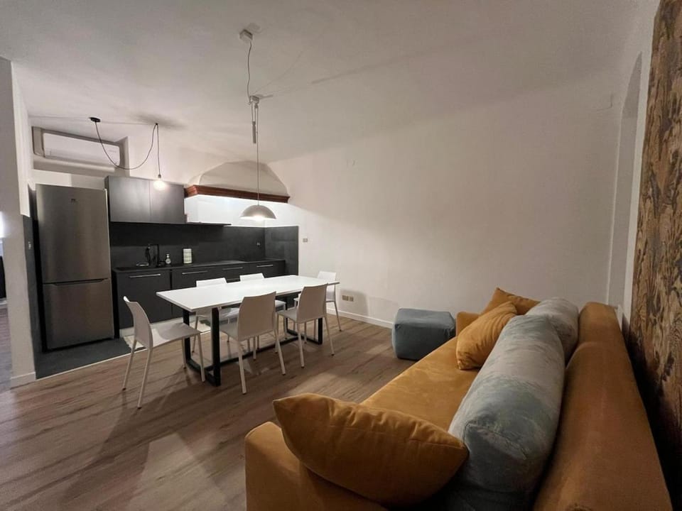 Kitchen or kitchenette, Living room, Seating area, Dining area, stove
