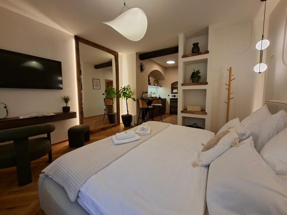 Bed, TV and multimedia, Living room, Photo of the whole room, Seating area, Bedroom, towels