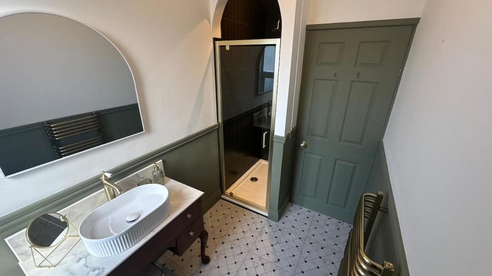 Beautiful Victorian Home - Garden & Great Location Apartment in Bristol