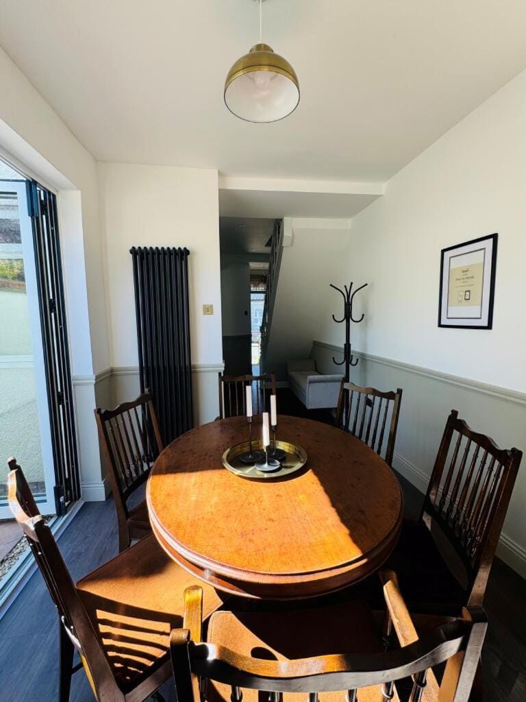 Beautiful Victorian Home - Garden & Great Location Apartment in Bristol