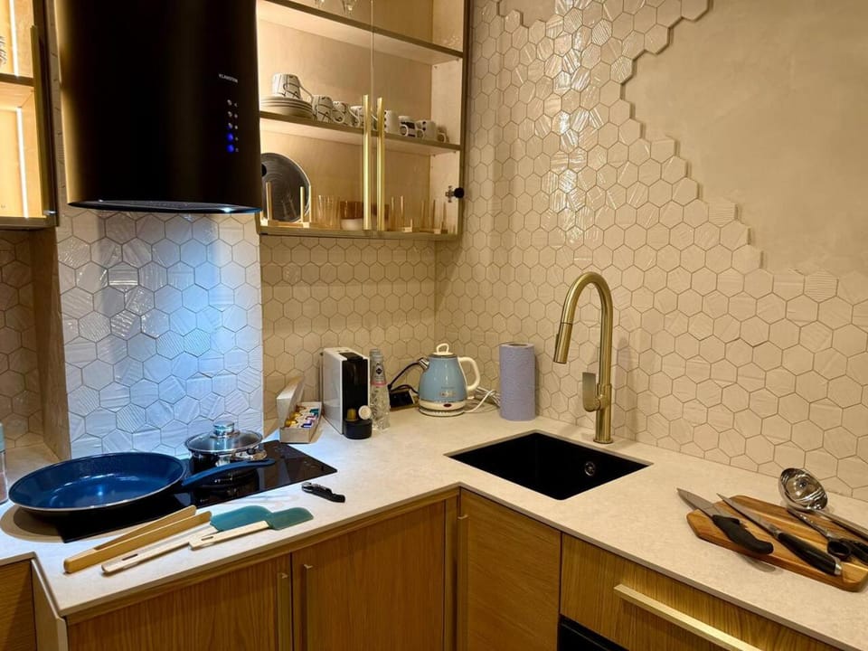 Coffee/tea facilities, Kitchen or kitchenette, minibar, stove