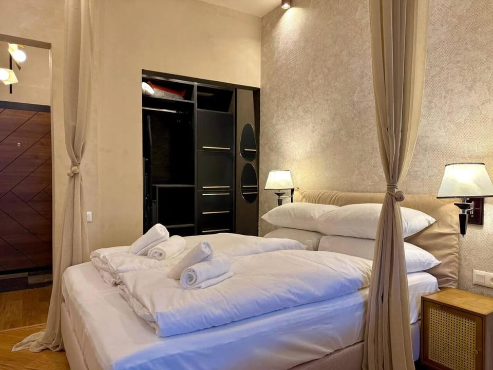 Bed, Photo of the whole room, Bedroom, towels