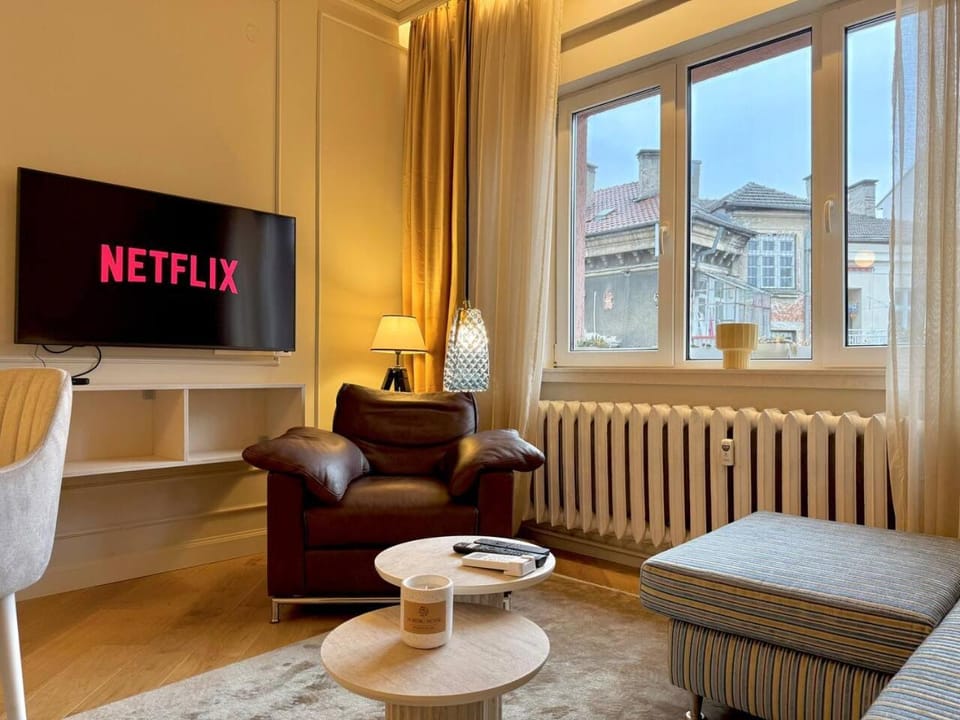 Communal lounge/ TV room, TV and multimedia, Living room, Seating area, Evening entertainment