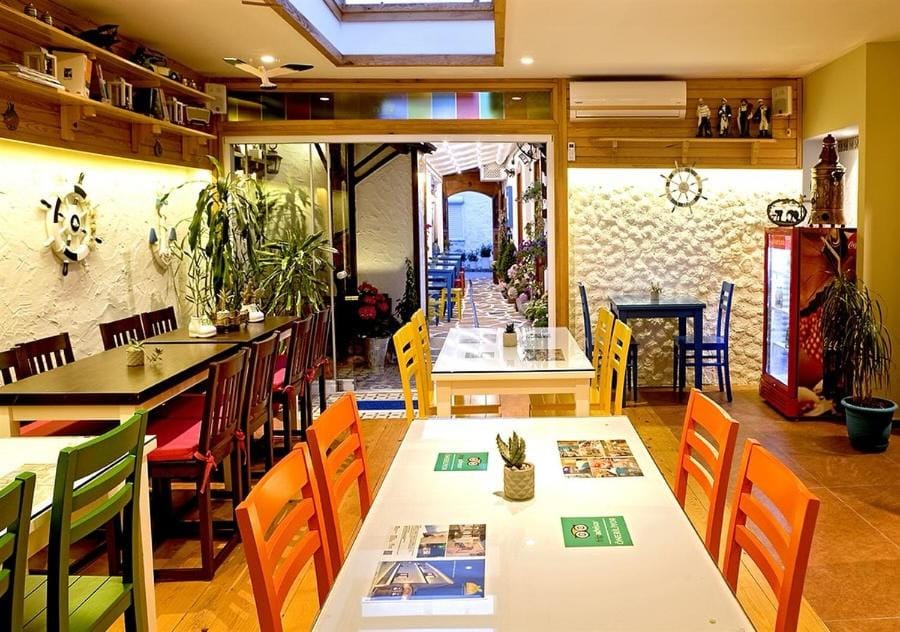 Restaurant/places to eat, Kitchen or kitchenette