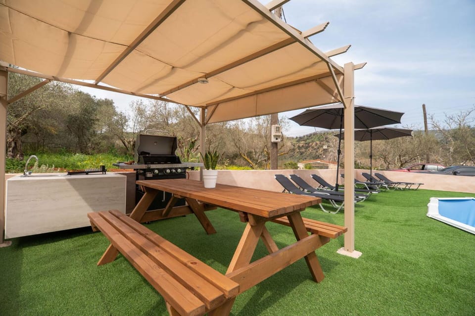 BBQ facilities, Garden, Garden view, Pool view, Swimming pool, sunbed