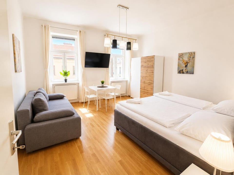 Bed, TV and multimedia, Seating area, Bedroom