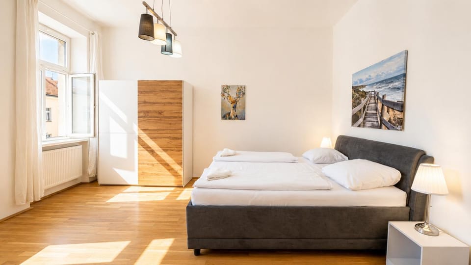 Bed, Seating area, Bedroom