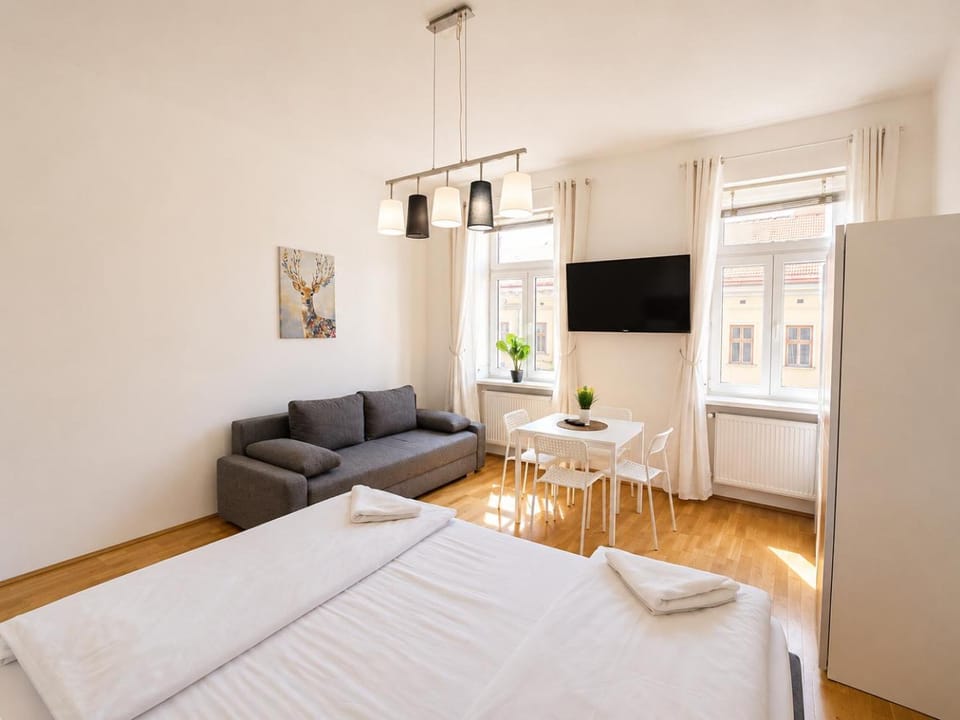 Bed, TV and multimedia, Seating area, Bedroom