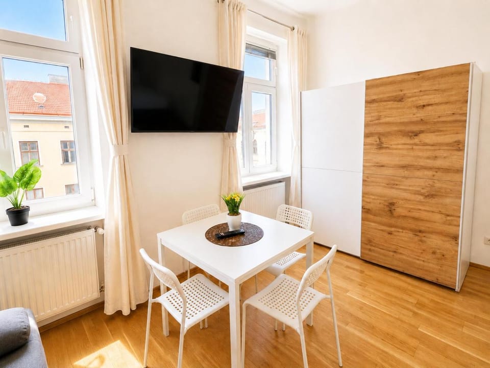 TV and multimedia, Seating area, Dining area
