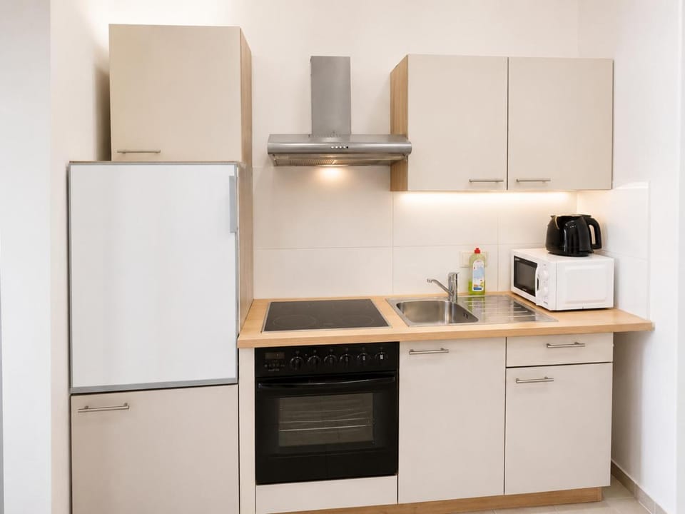 Coffee/tea facilities, Kitchen or kitchenette, oven, stove, toaster