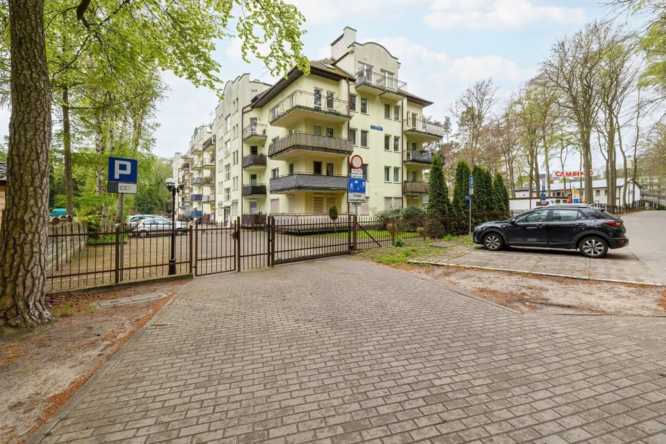 Property building, Day, Neighbourhood, Street view, Location, Parking