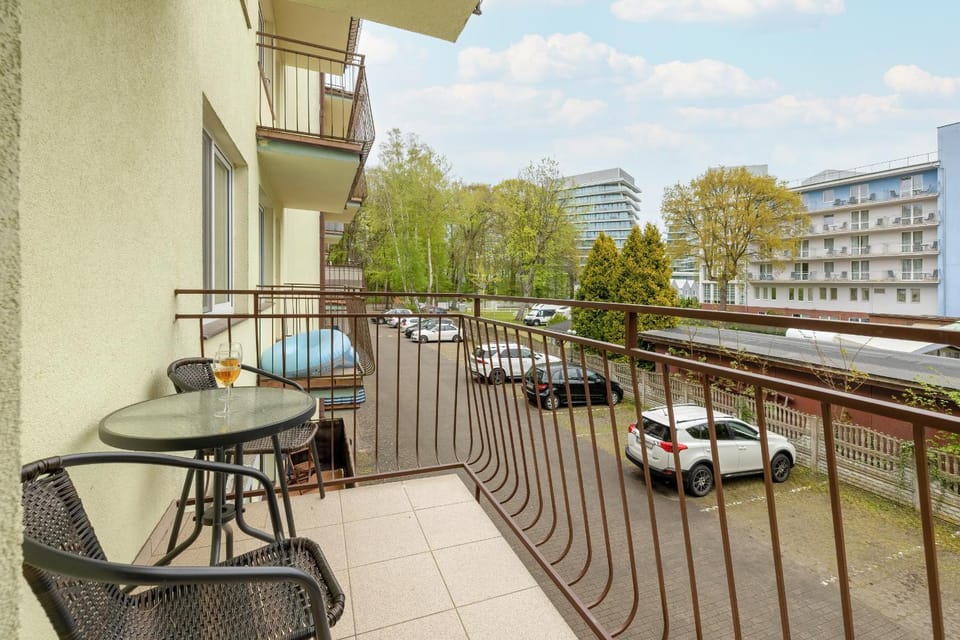 Property building, Day, Neighbourhood, Balcony/Terrace, Location