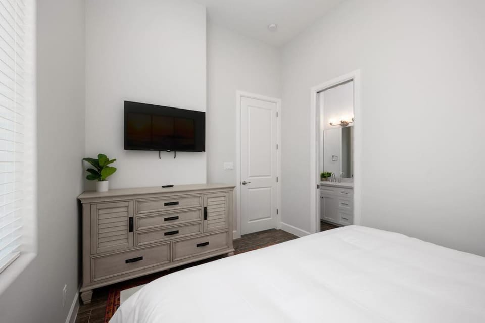 Communal lounge/ TV room, Bed, Bedroom
