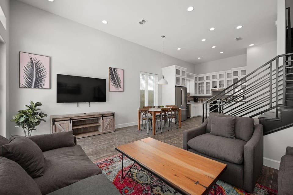 TV and multimedia, Kitchen or kitchenette, Living room, Seating area, Dining area