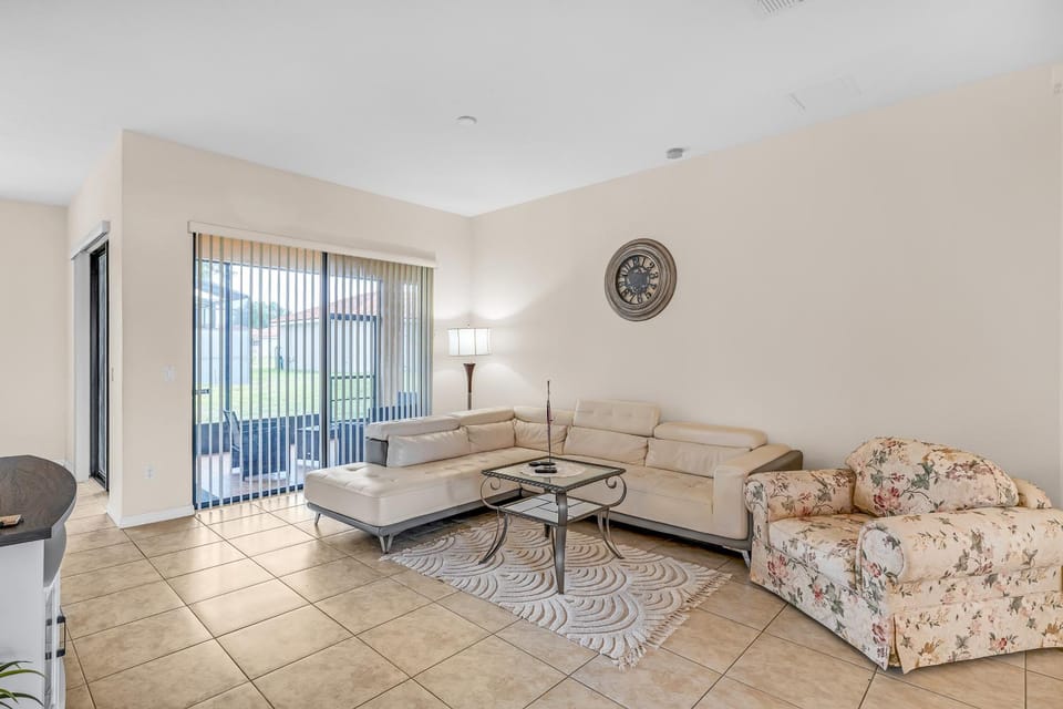 Living room, Photo of the whole room