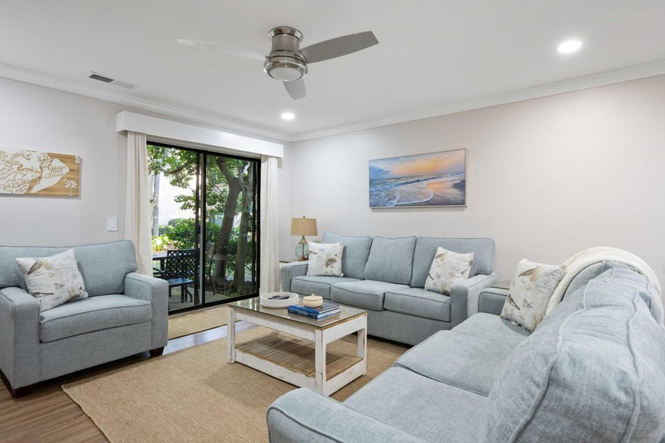 Courtside 1 Newly Renovated 2 BR First Floor Villa Walk to Beach & Free Tennis Apartment in South Forest Beach