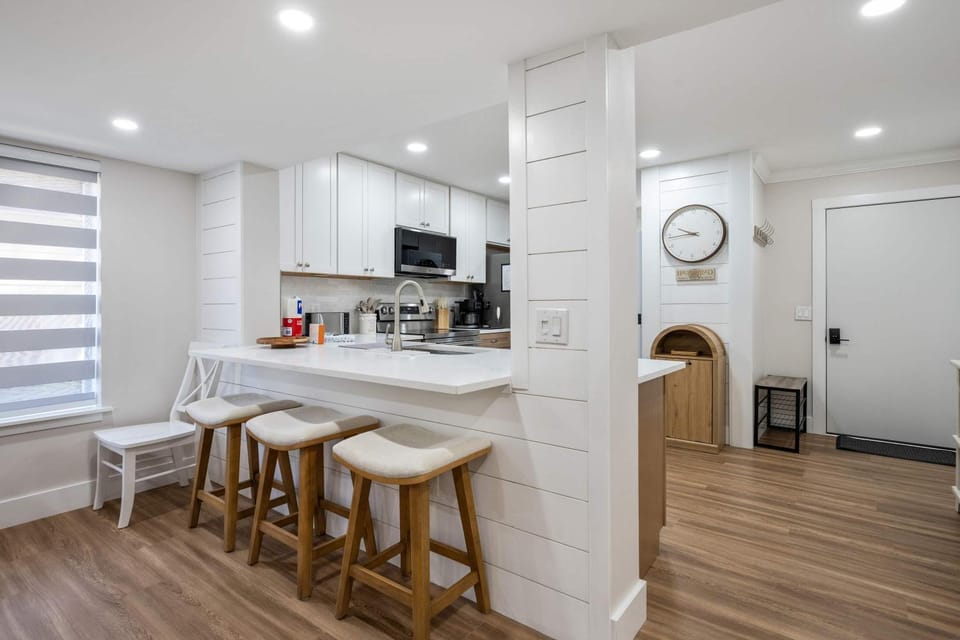Courtside 1 Newly Renovated 2 BR First Floor Villa Walk to Beach & Free Tennis Apartment in South Forest Beach