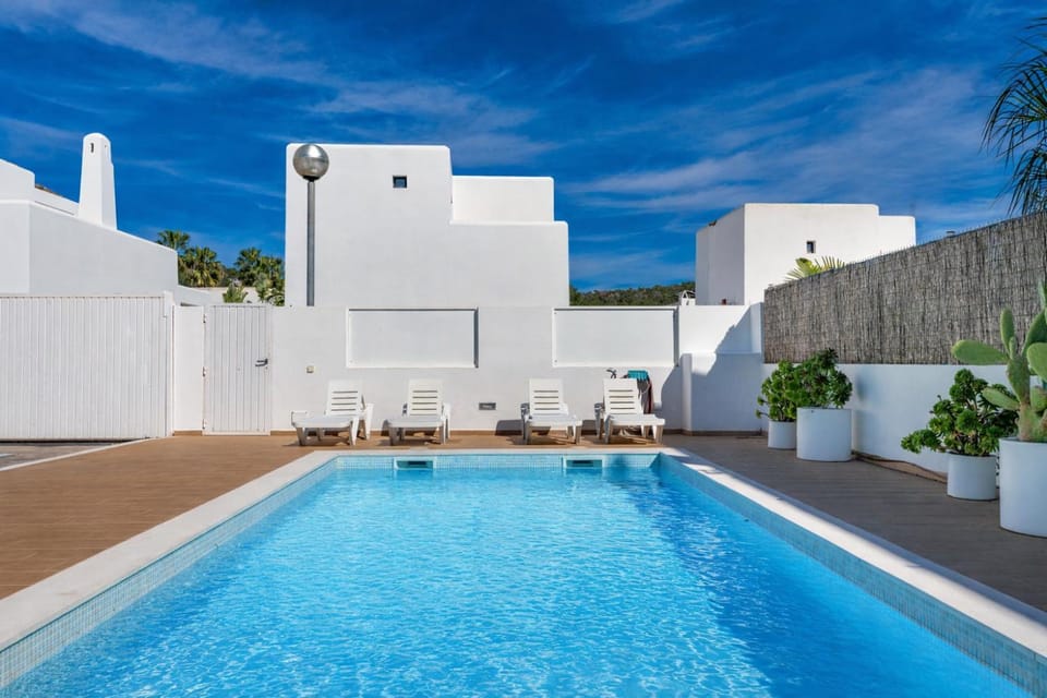 Property building, Swimming pool, sunbed