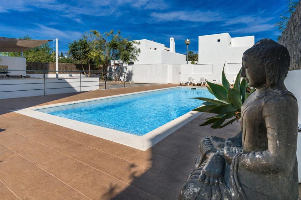 Property building, Swimming pool, sunbed
