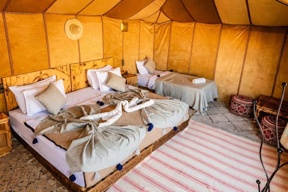 Property building, Bed, Living room, Photo of the whole room, Seating area, Bedroom, towels