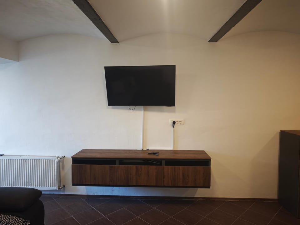 Communal lounge/ TV room, Communal lounge/ TV room, TV and multimedia, Living room, Seating area, Evening entertainment