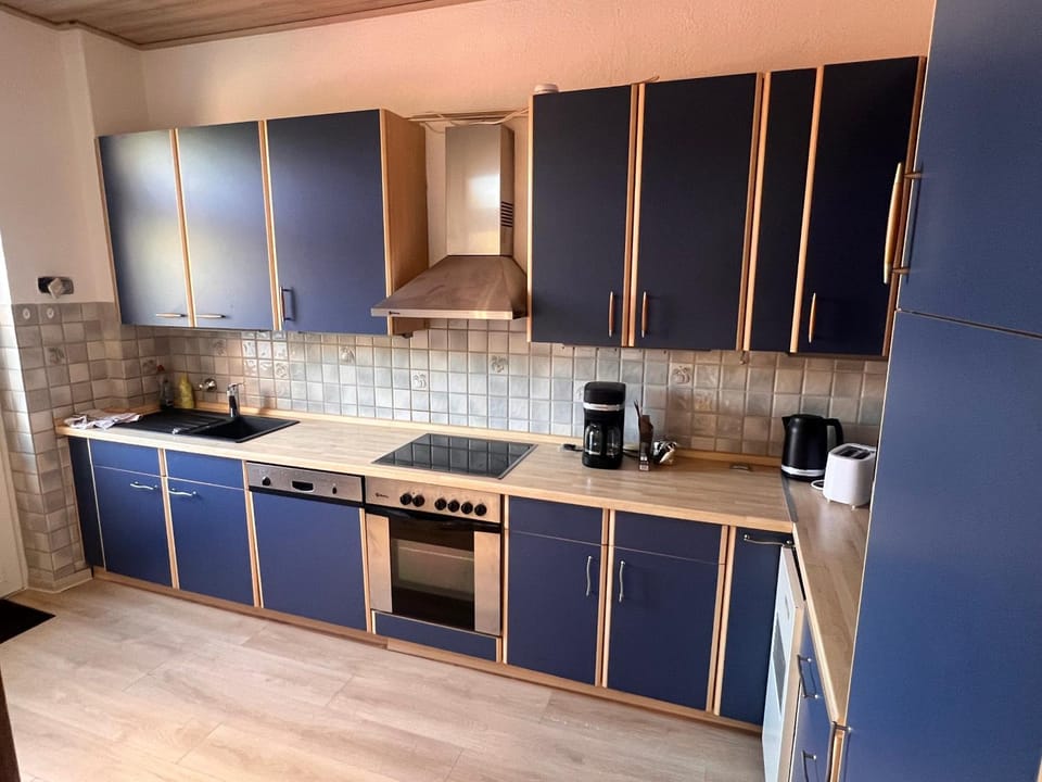 Coffee/tea facilities, Kitchen or kitchenette, Communal kitchen, dishwasher, oven, stove, toaster
